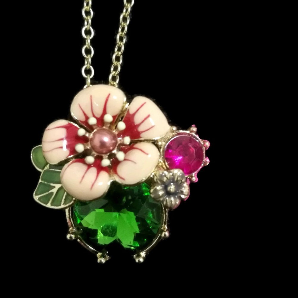 Retro Vintage Look Flower Pendant NWT-